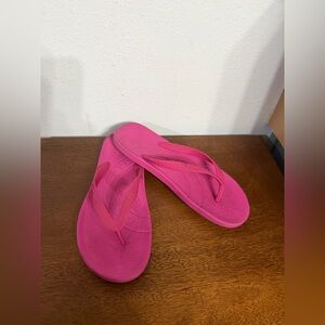 Crocs pink flip flops size M6 W8 hot pink thong sandals flip flops crocs